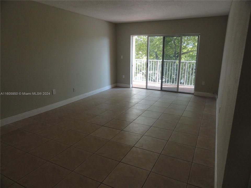 For Rent: $1,900 (1 beds, 1 baths, 810 Square Feet)