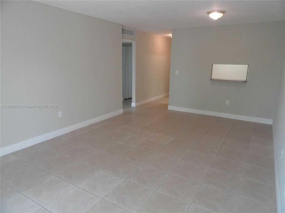 For Rent: $1,900 (1 beds, 1 baths, 810 Square Feet)