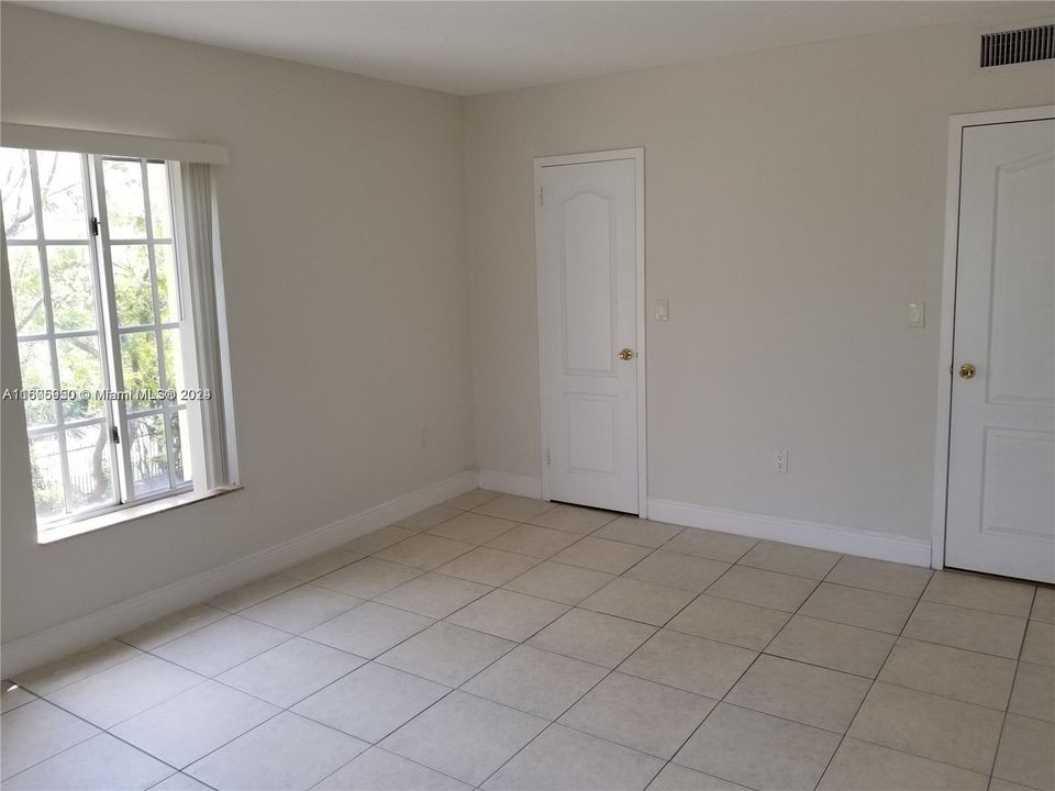 For Rent: $1,900 (1 beds, 1 baths, 810 Square Feet)