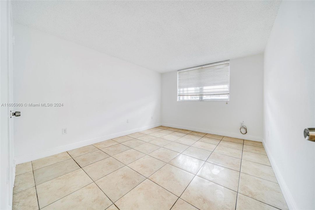 For Rent: $1,800 (1 beds, 1 baths, 673 Square Feet)