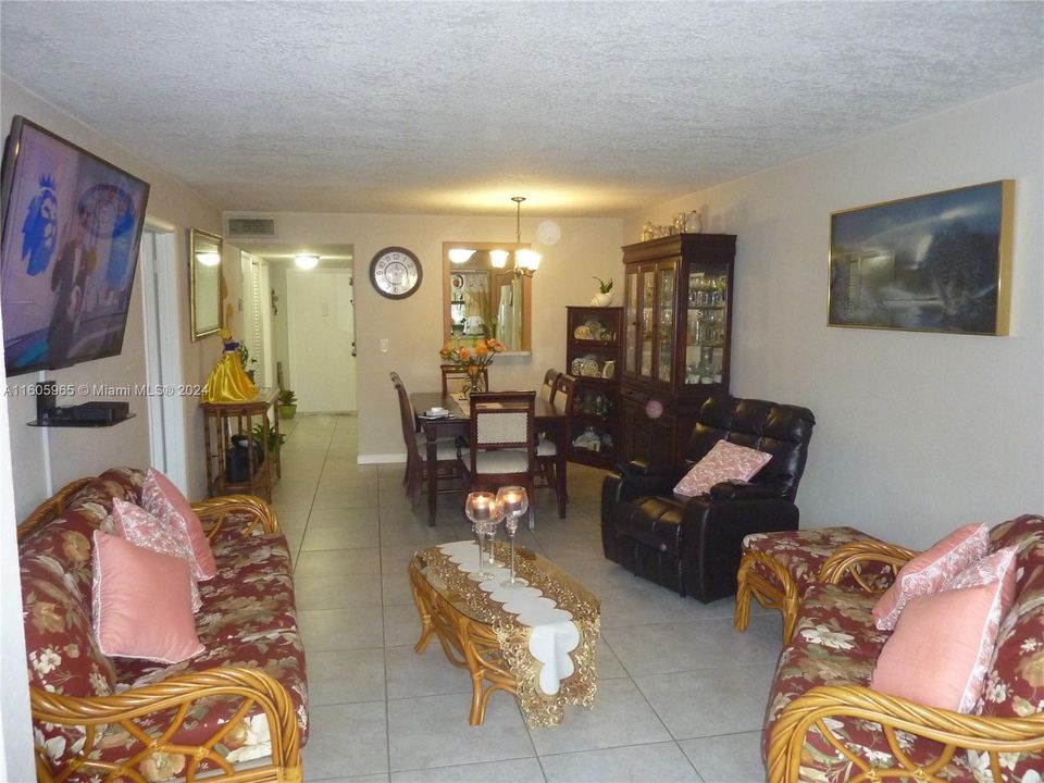 For Sale: $130,000 (1 beds, 1 baths, 860 Square Feet)