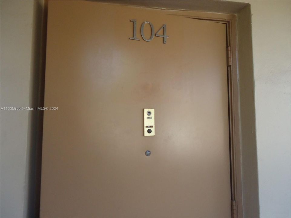 For Sale: $130,000 (1 beds, 1 baths, 860 Square Feet)