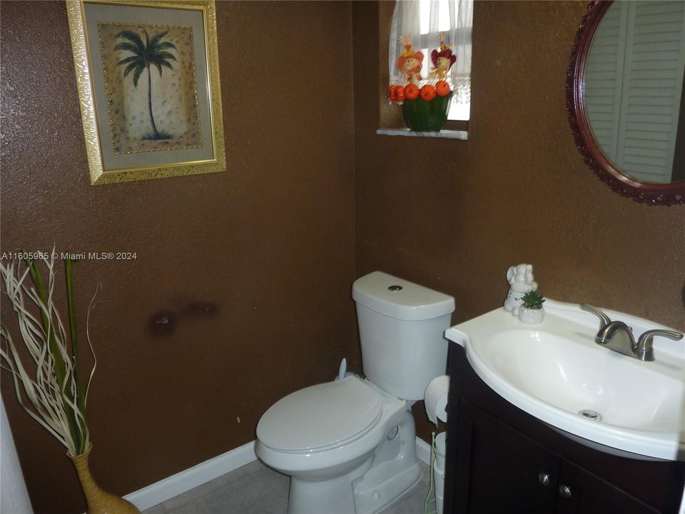 For Sale: $130,000 (1 beds, 1 baths, 860 Square Feet)