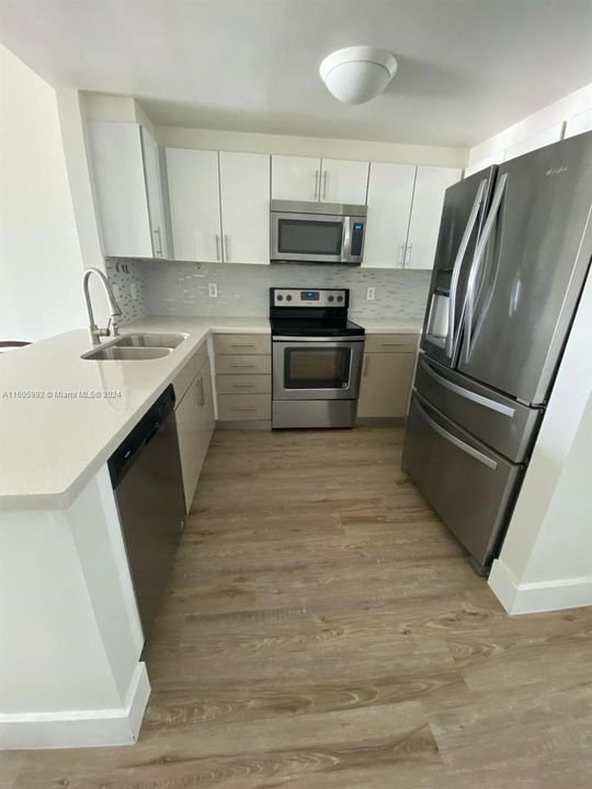 For Sale: $550,000 (1 beds, 1 baths, 737 Square Feet)