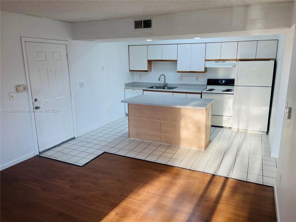 For Rent: $1,700 (1 beds, 1 baths, 633 Square Feet)