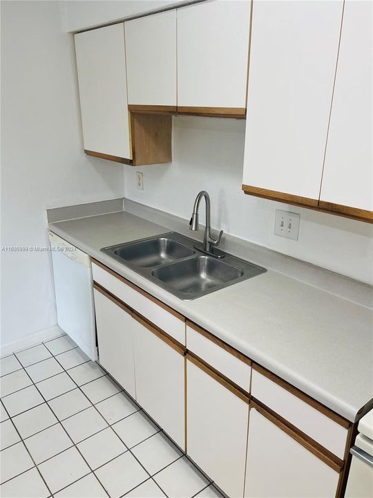 For Rent: $1,700 (1 beds, 1 baths, 633 Square Feet)