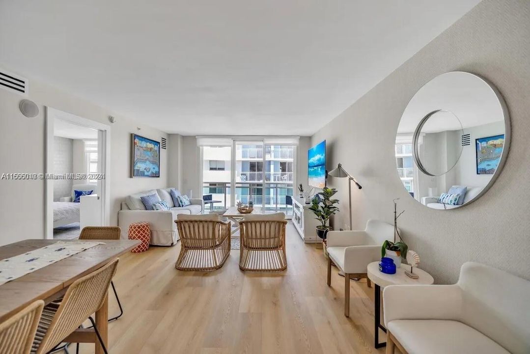 For Sale: $690,000 (1 beds, 1 baths, 812 Square Feet)