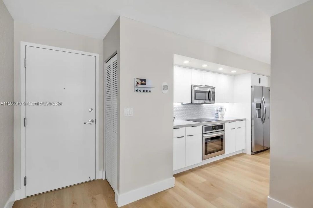 For Sale: $690,000 (1 beds, 1 baths, 812 Square Feet)