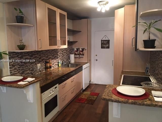 For Rent: $3,800 (2 beds, 2 baths, 980 Square Feet)