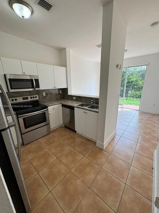 For Rent: $2,700 (3 beds, 2 baths, 1142 Square Feet)