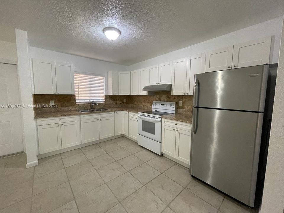 Active With Contract: $1,900 (2 beds, 2 baths, 920 Square Feet)