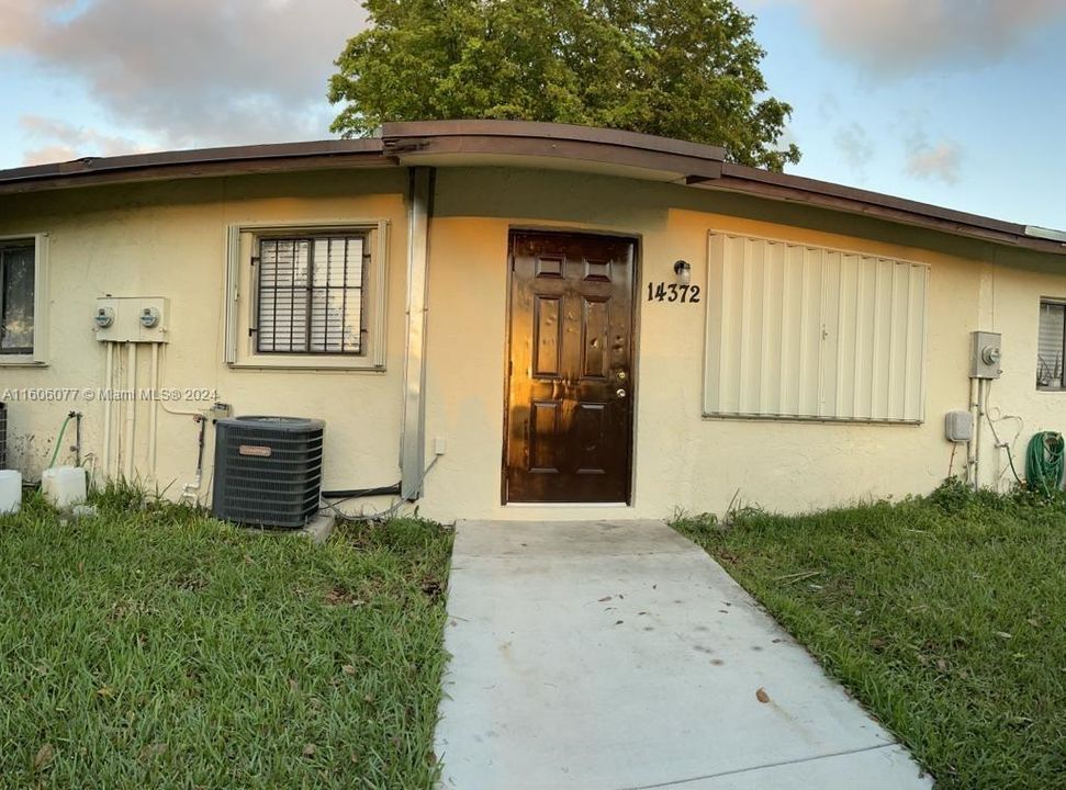 Active With Contract: $1,900 (2 beds, 2 baths, 920 Square Feet)