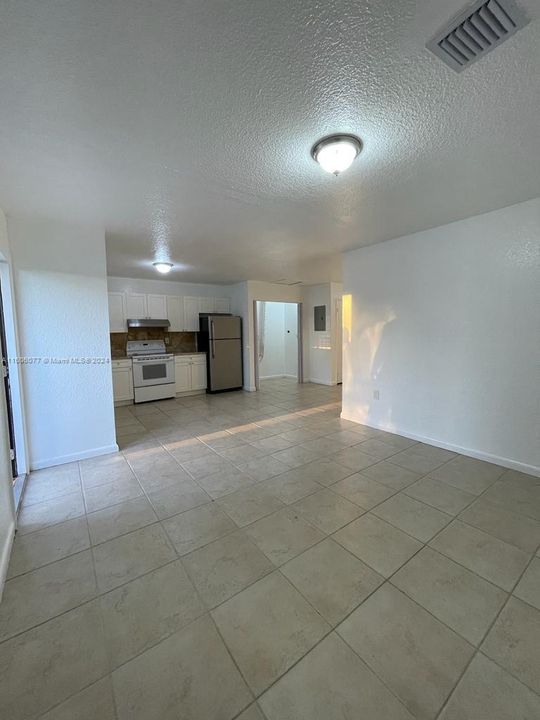 Active With Contract: $1,900 (2 beds, 2 baths, 920 Square Feet)