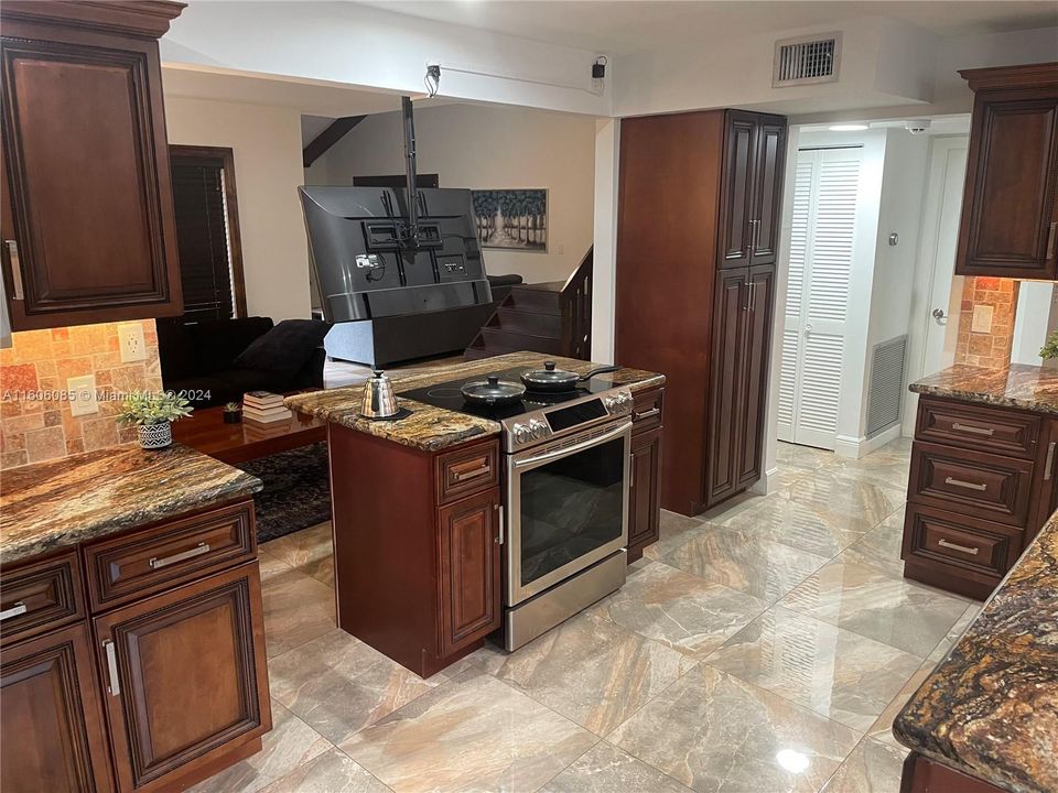 En Venta: $740,000 (3 camas, 2 baños, 1960 Pies cuadrados)