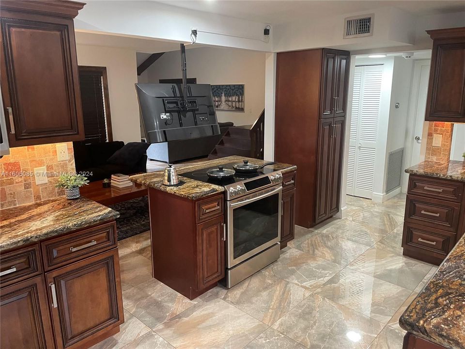 En Venta: $740,000 (3 camas, 2 baños, 1960 Pies cuadrados)