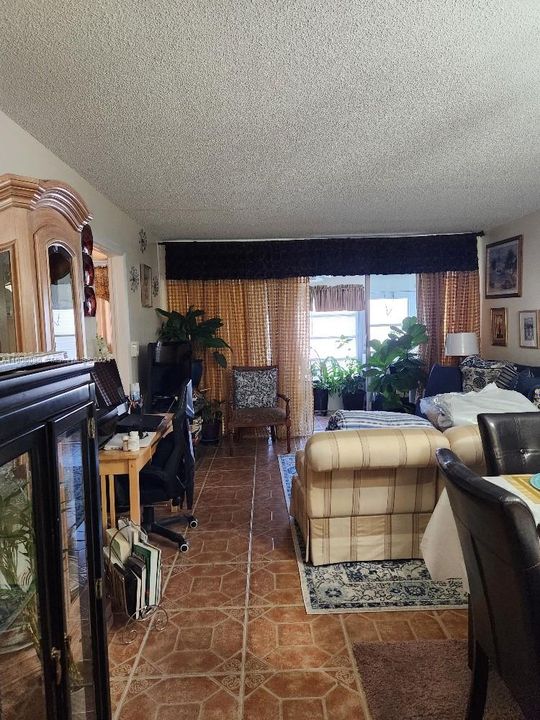 For Sale: $140,000 (2 beds, 2 baths, 880 Square Feet)