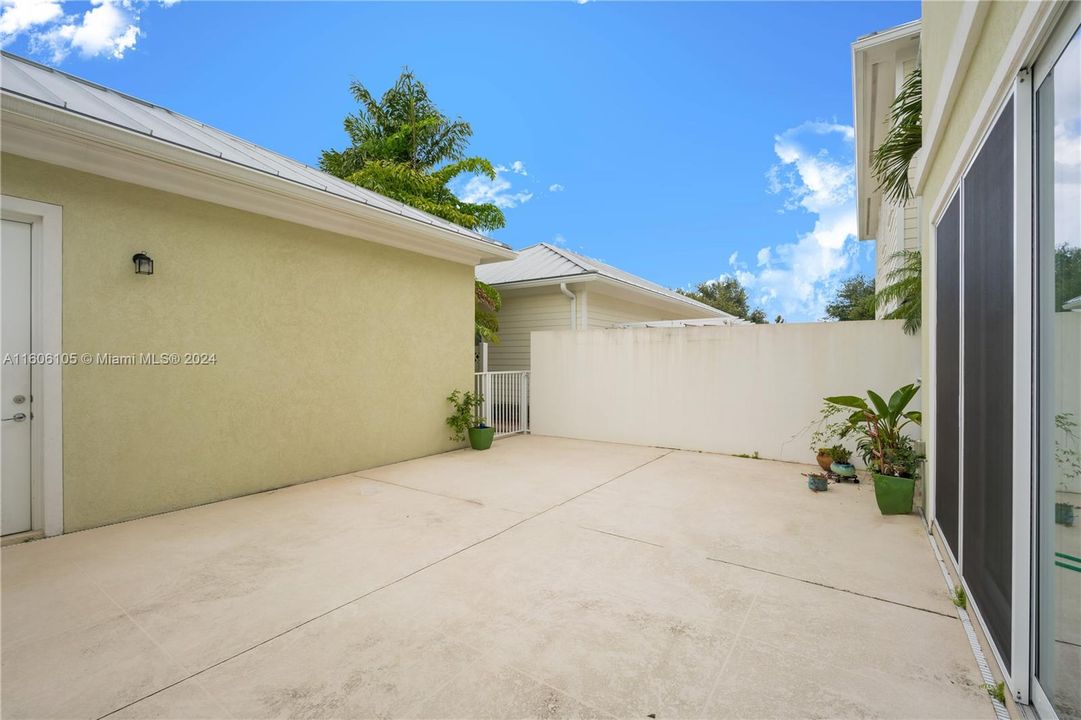 Active With Contract: $3,800 (3 beds, 2 baths, 1890 Square Feet)