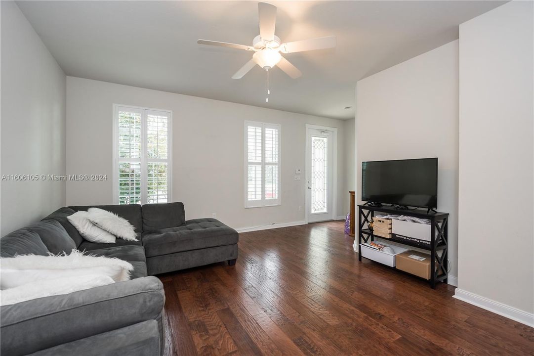 Active With Contract: $3,800 (3 beds, 2 baths, 1890 Square Feet)