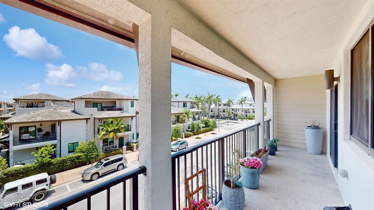 Active With Contract: $985,000 (3 beds, 3 baths, 2946 Square Feet)