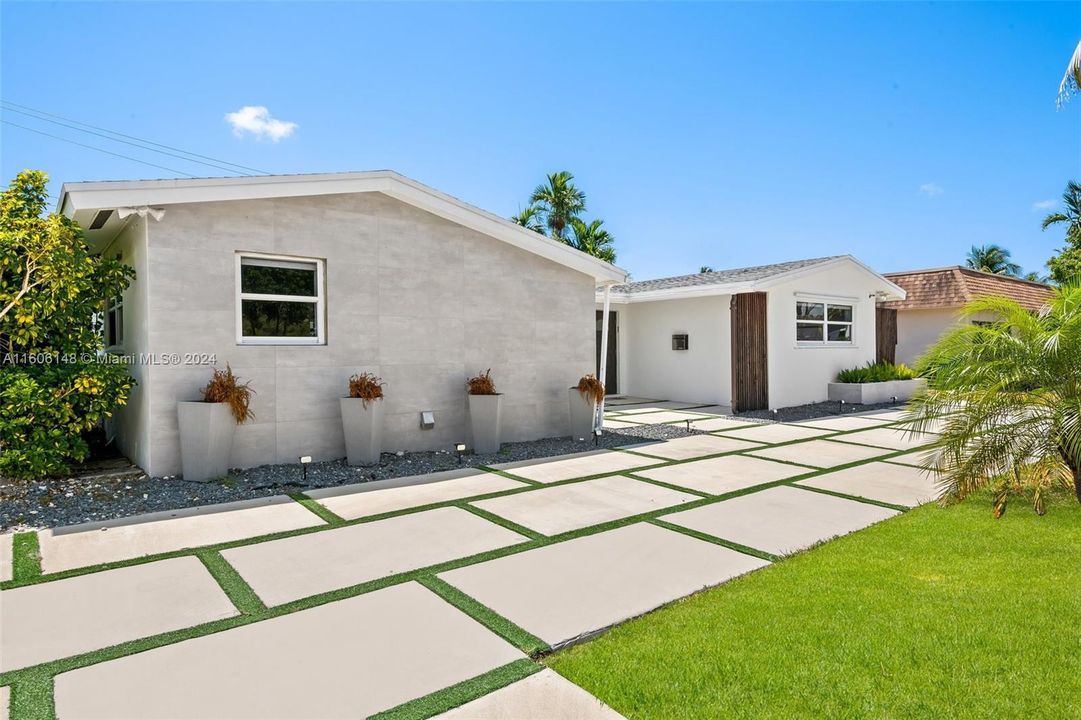 Active With Contract: $6,900 (3 beds, 3 baths, 2036 Square Feet)
