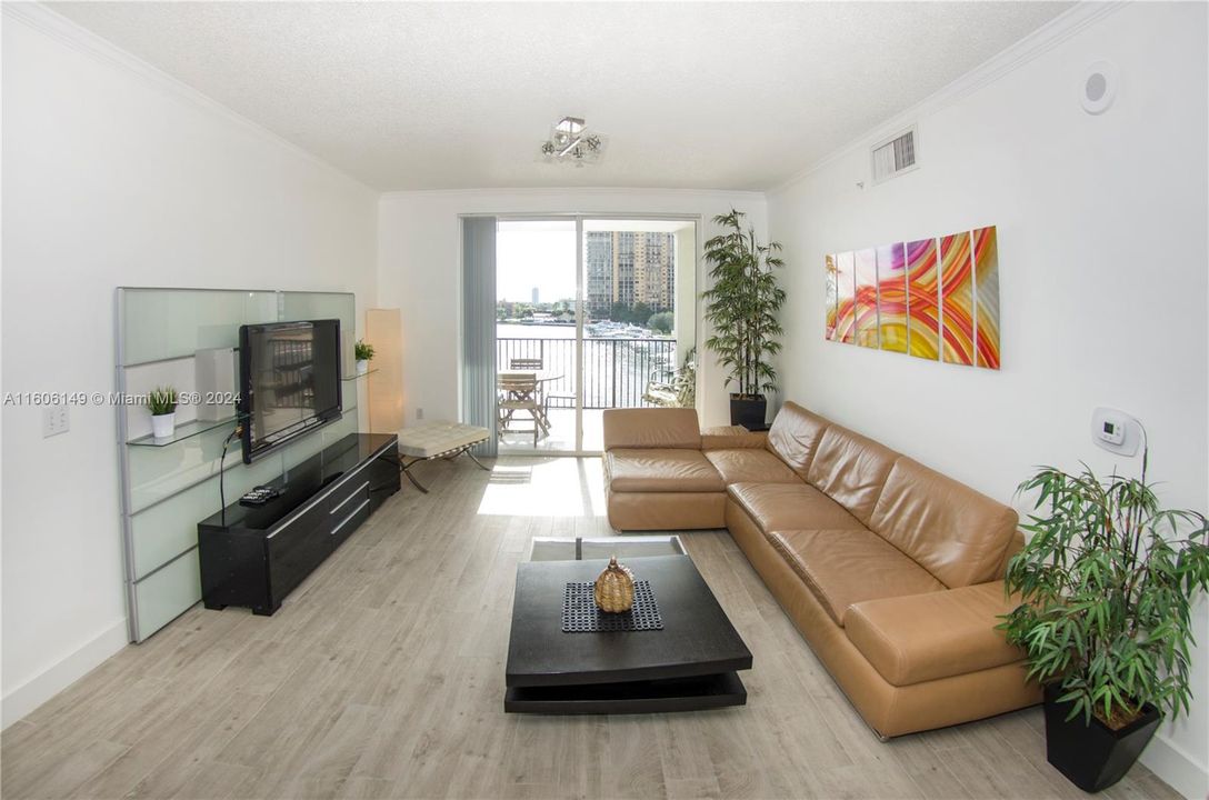 Active With Contract: $3,800 (3 beds, 2 baths, 1264 Square Feet)