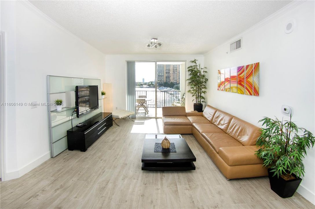 Active With Contract: $3,800 (3 beds, 2 baths, 1264 Square Feet)