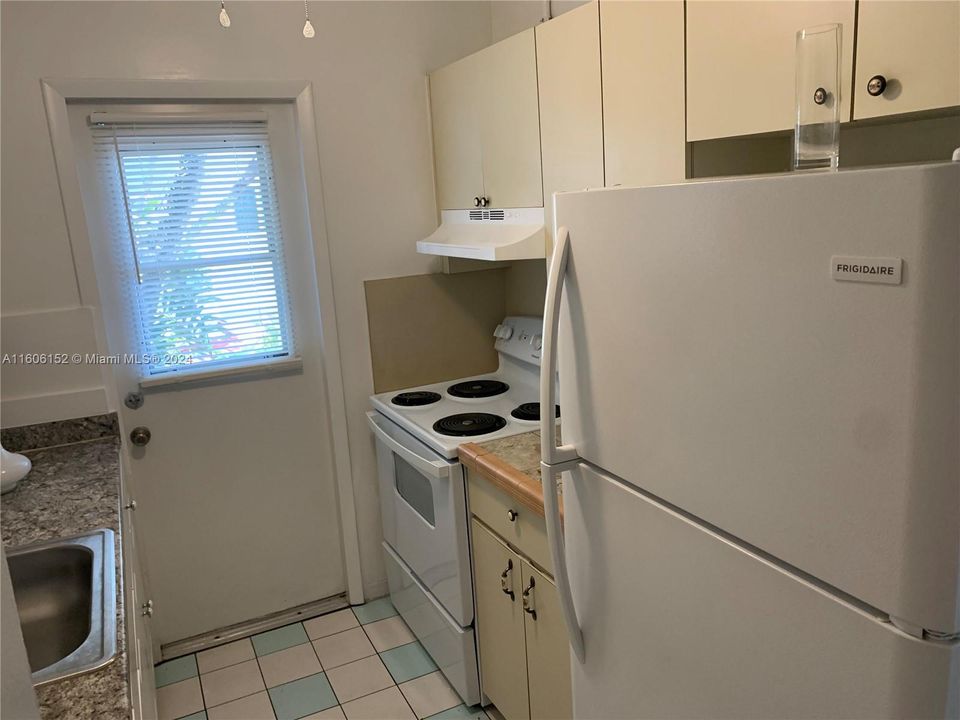 For Rent: $2,100 (2 beds, 1 baths, 744 Square Feet)