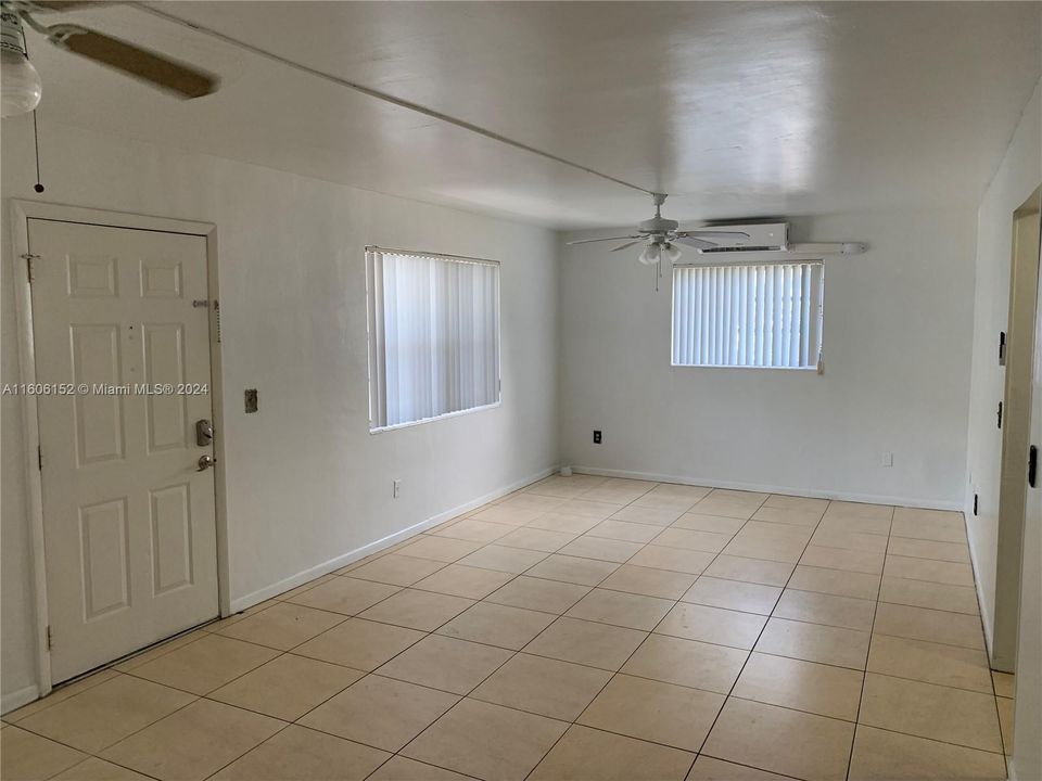 For Rent: $2,100 (2 beds, 1 baths, 744 Square Feet)