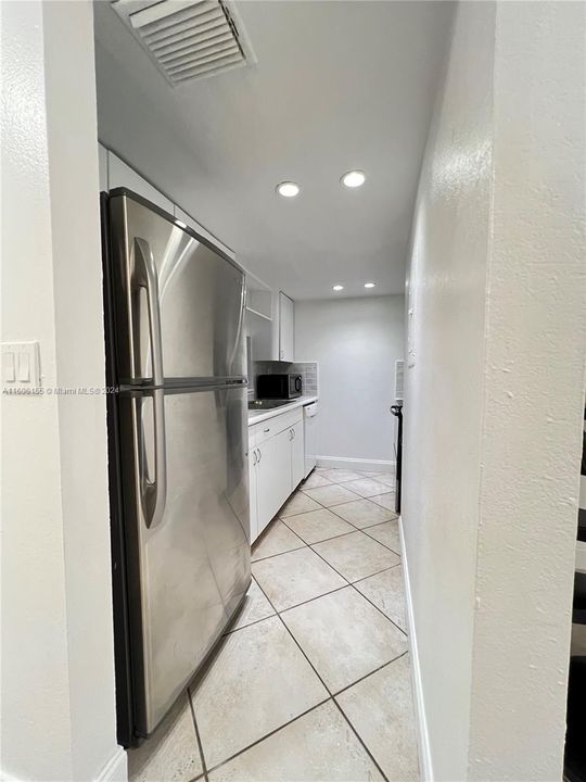 Active With Contract: $2,450 (2 beds, 2 baths, 1165 Square Feet)