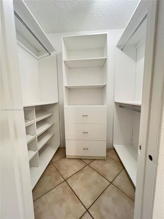 Active With Contract: $2,450 (2 beds, 2 baths, 1165 Square Feet)