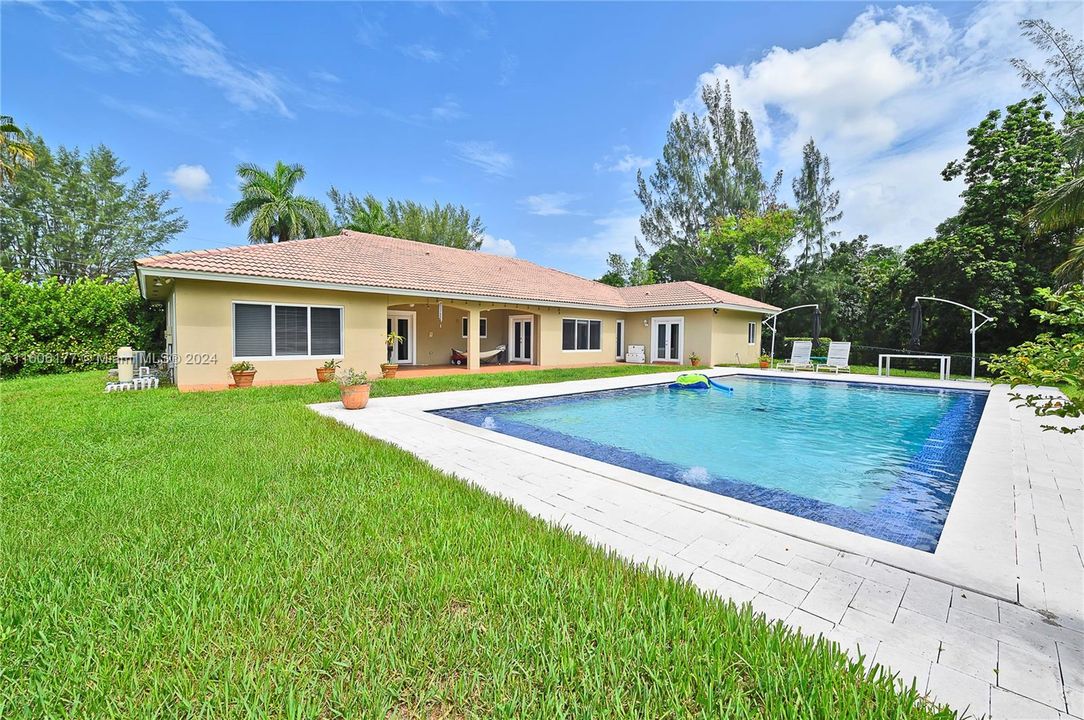 Recently Sold: $1,350,000 (4 beds, 3 baths, 2555 Square Feet)