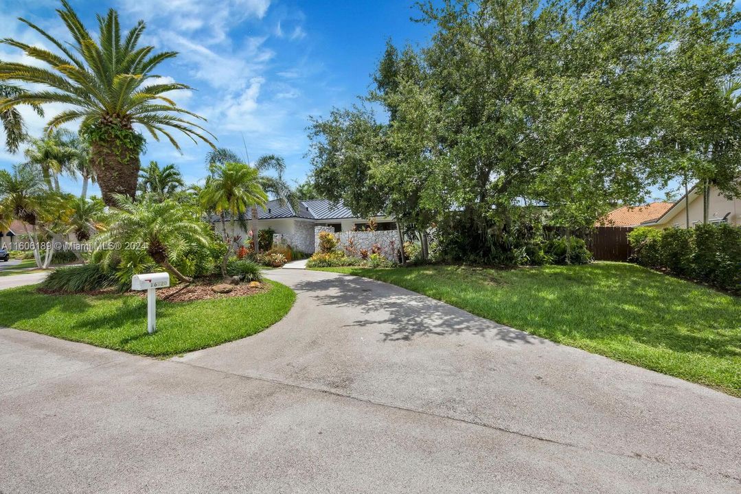 For Sale: $1,500,000 (5 beds, 3 baths, 3134 Square Feet)