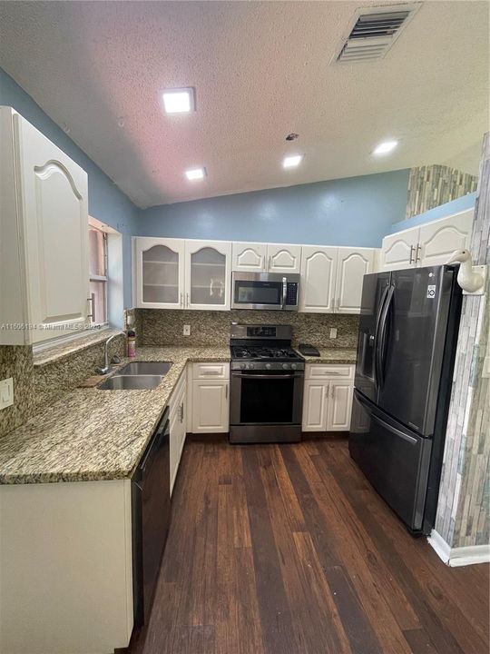 最近租的: $3,099 (3 贝兹, 1 浴室, 1118 平方英尺)