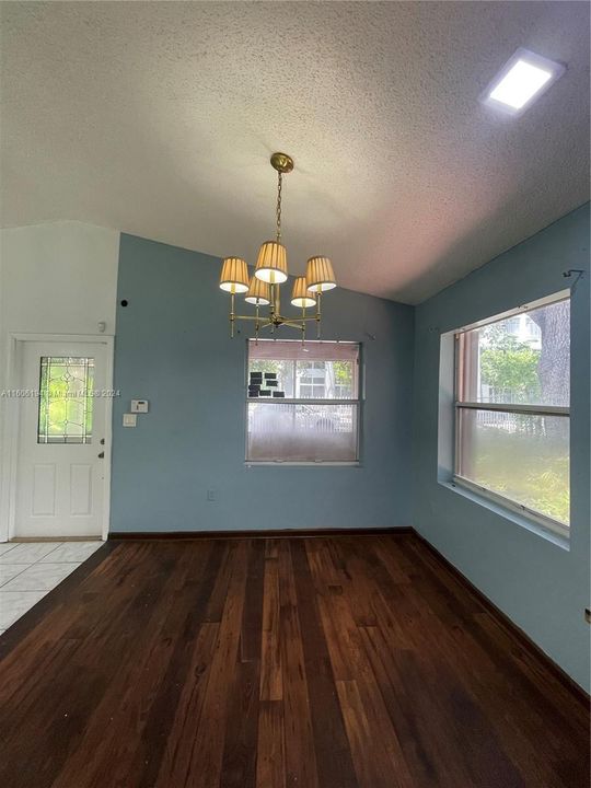 最近租的: $3,099 (3 贝兹, 1 浴室, 1118 平方英尺)