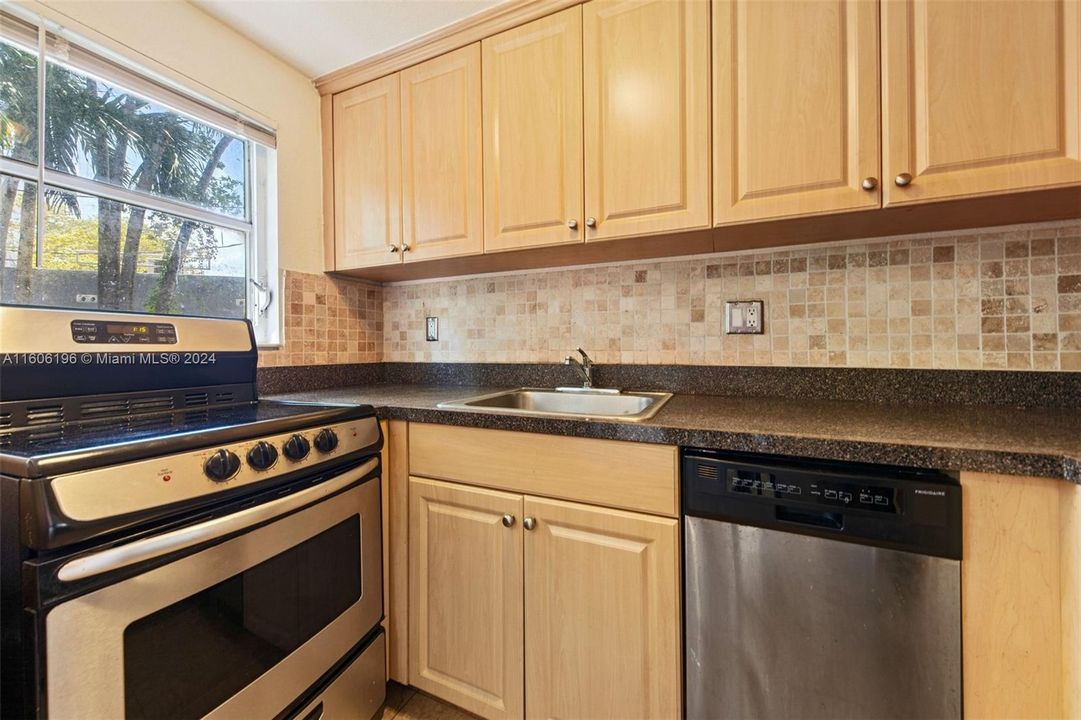 For Sale: $275,000 (2 beds, 1 baths, 750 Square Feet)