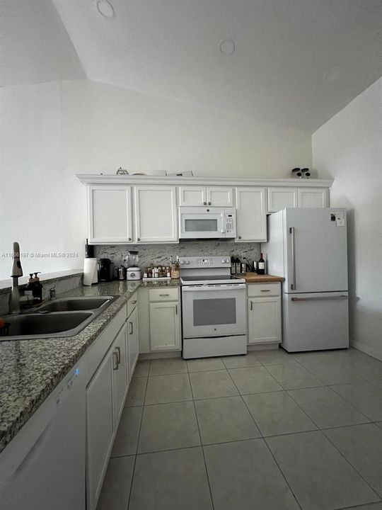 For Rent: $3,200 (3 beds, 2 baths, 1095 Square Feet)