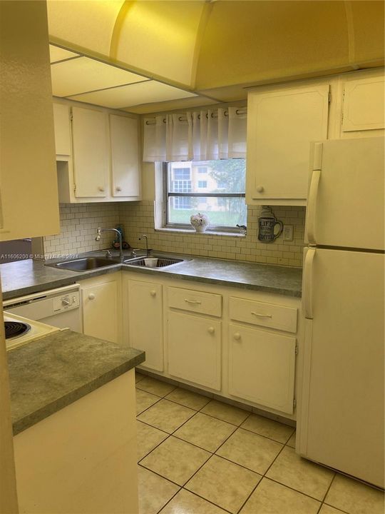 Active With Contract: $125,000 (2 beds, 2 baths, 1070 Square Feet)