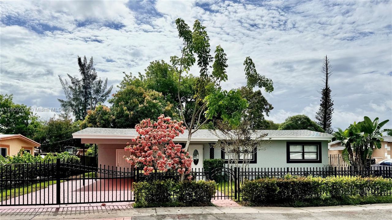 For Sale: $465,000 (3 beds, 1 baths, 925 Square Feet)