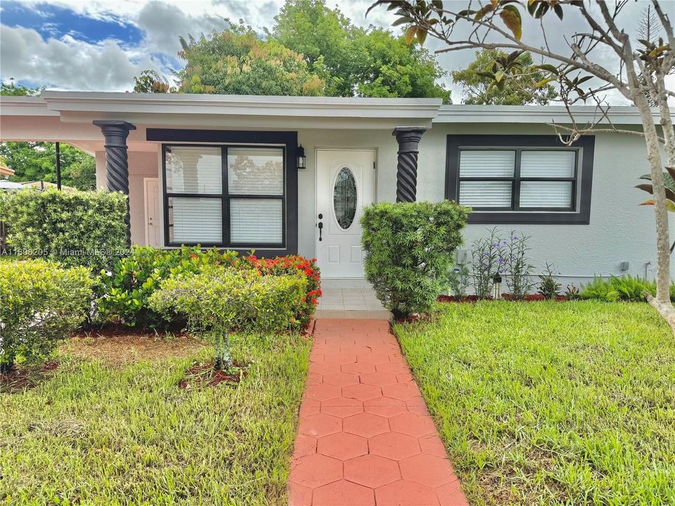 For Sale: $465,000 (3 beds, 1 baths, 925 Square Feet)