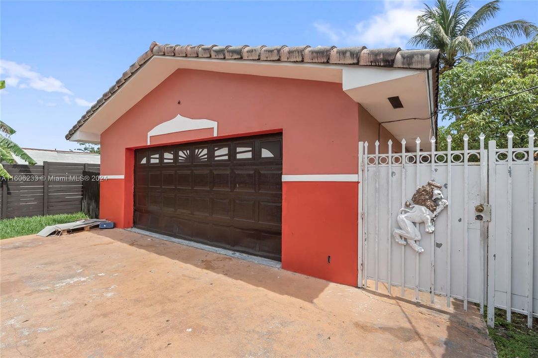 En Venta: $1,050,000 (5 camas, 3 baños, 4061 Pies cuadrados)