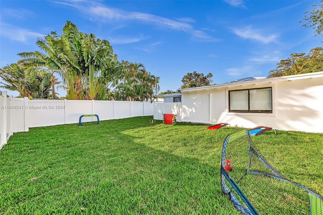 For Sale: $1,000,000 (4 beds, 3 baths, 1666 Square Feet)