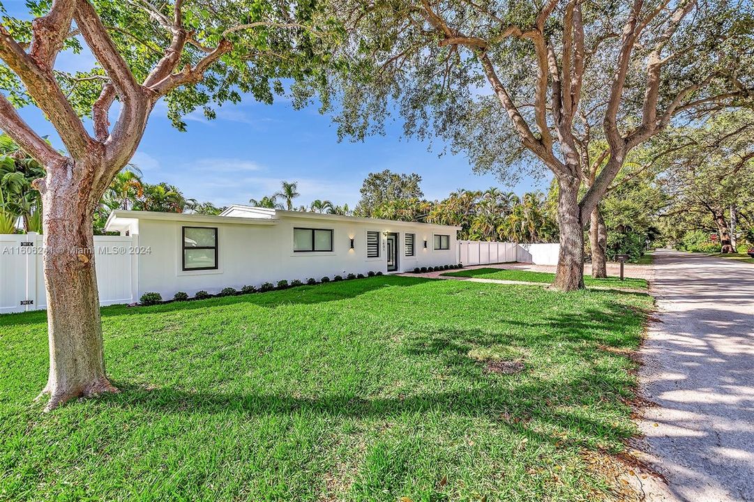 For Sale: $1,000,000 (4 beds, 3 baths, 1666 Square Feet)