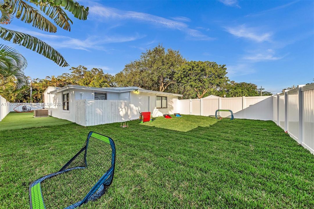 For Sale: $1,000,000 (4 beds, 3 baths, 1666 Square Feet)