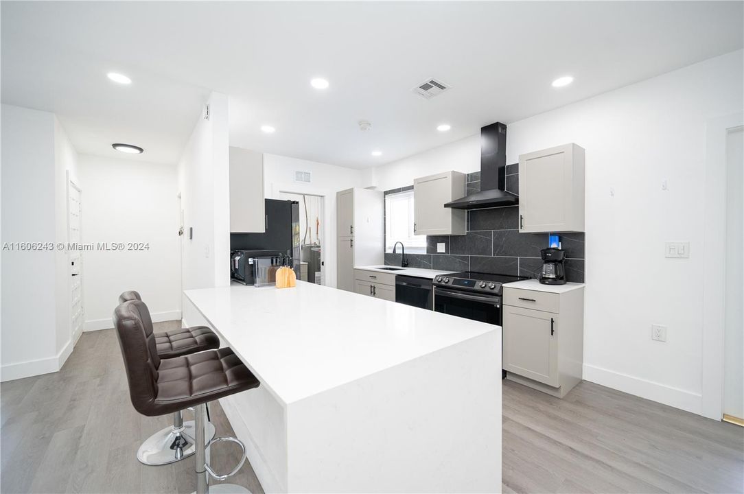 For Sale: $679,000 (2 beds, 2 baths, 1251 Square Feet)