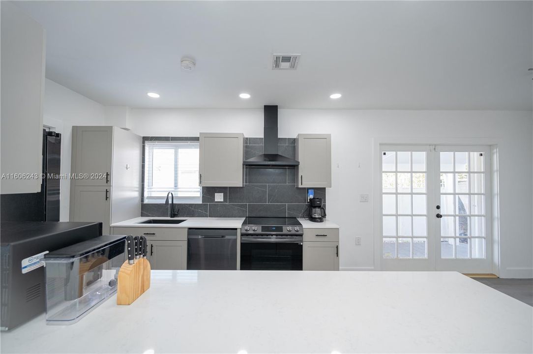 For Sale: $679,000 (2 beds, 2 baths, 1251 Square Feet)