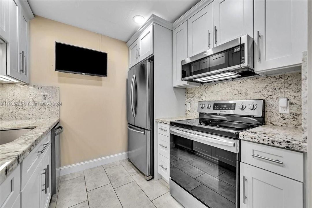 For Sale: $179,990 (1 beds, 1 baths, 702 Square Feet)