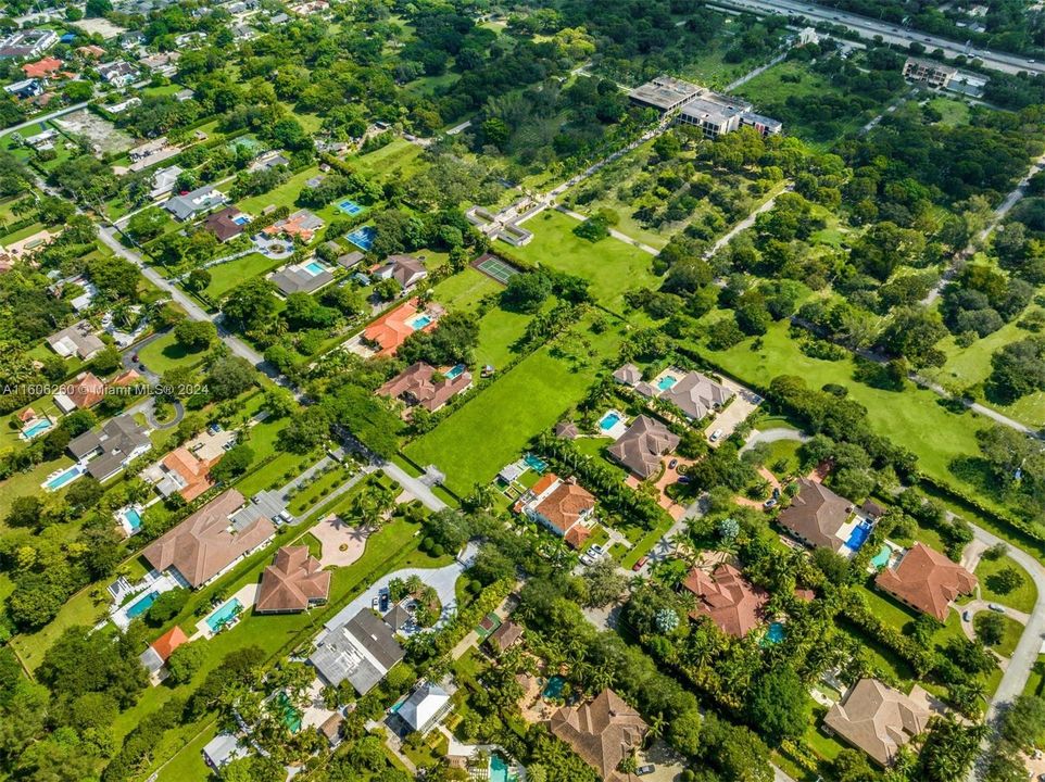 待售: $2,300,000 (1.16 acres)