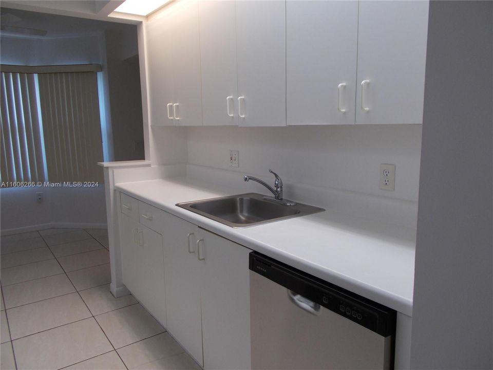 For Sale: $279,000 (2 beds, 2 baths, 1364 Square Feet)