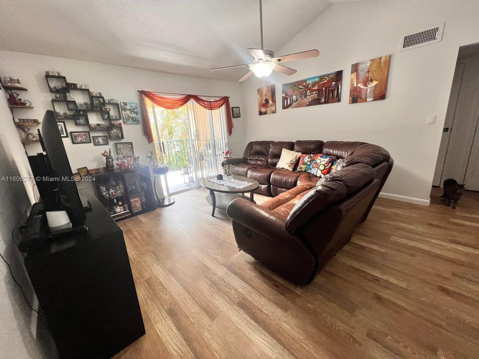 For Sale: $209,000 (1 beds, 1 baths, 780 Square Feet)