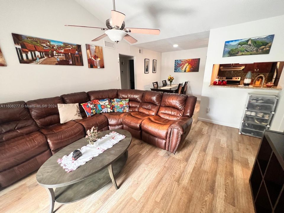 Active With Contract: $209,000 (1 beds, 1 baths, 780 Square Feet)